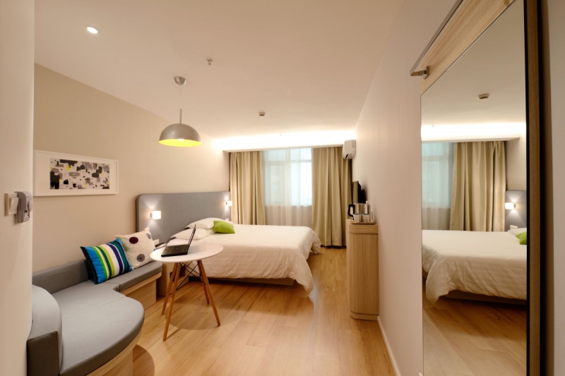 hotel-COLLONGUES-min_hotel_guest_room_new-634601